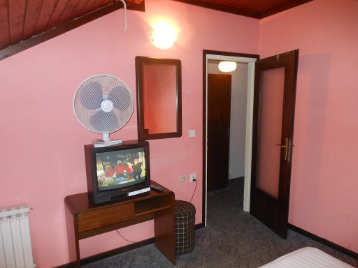 Hotel Opatija, Opatija, Kroatien, Zimmer 334 Ventilator, Fernseher, Spiegel und Tür zum Flur