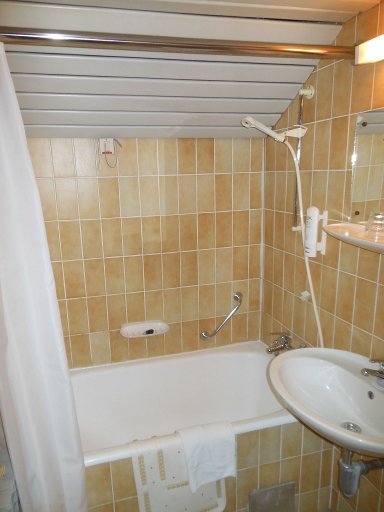 Hotel Opatija, Opatija, Kroatien, Bad mit kleiner Badewanne / Dusche und Waschbecken