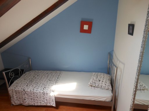 Taban Bar & Hostel, Zagreb, Kroatien, Zimmer 42 mit Dachschräge und Einzelbett