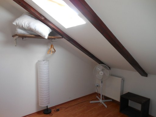 Taban Bar & Hostel, Zagreb, Kroatien, Zimmer 42 mit Dachschräge, Ventilator, kleinem Tisch und Velux Fenster