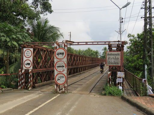 Luang Prabang, Laos, Motorrad und Fußgängerbrücke über den Nam Khane