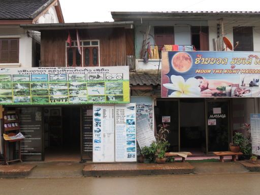 Luang Prabang, Laos, Werbung Reisebüro und Massagesalon am Mekong