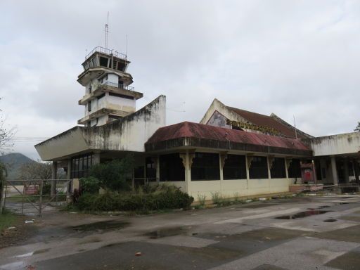 Luang Prabang, Laos, Flughafen LPQ, Kontrollturm und altes Flughafengebäude