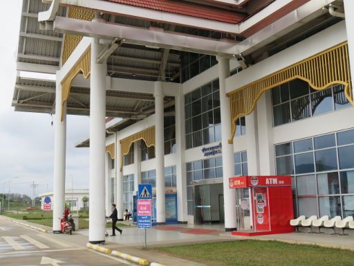 Luang Prabang, Laos, Flughafen LPQ, Außenansicht Terminal mit Geldautomaten