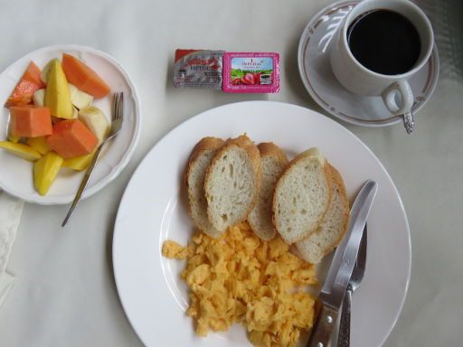 Sayo River, Luang Prabang, Laos, Frühstück mit Obst, Baguette, Butter, Marmelade, Rühreier und Kaffee