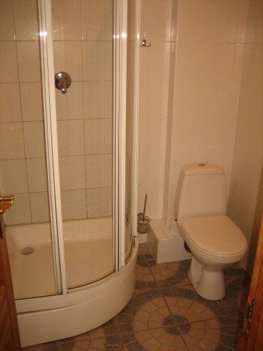 Hotel Multilux Riga, Lettland, Zimmer 24–2, Bad mit Dusche und WC