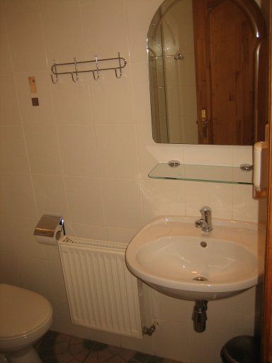 Hotel Multilux Riga, Lettland, Zimmer 24–2, Bad mit WC und Waschbecken