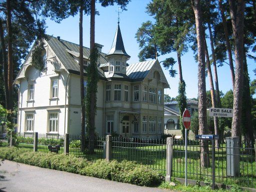 Jurmala, Lettland, typisches Sommerhaus aus Holz, For Sale zu verkaufen