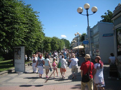 Jurmala, Lettland, Fußgängerzone Jomas iela, Eingang vom Majori Bahnhof