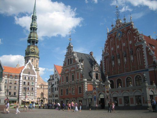 Riga, Lettland, Rathausplatz mit der Petrikirche im Hintergrund