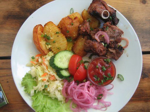 Riga, Lettland, Schaschlik mit Kartoffeln und Salat