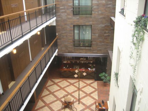 Daugirdas Old City Hotel Kaunas, Litauen, Atrium mit Gängen zu den Zimmern