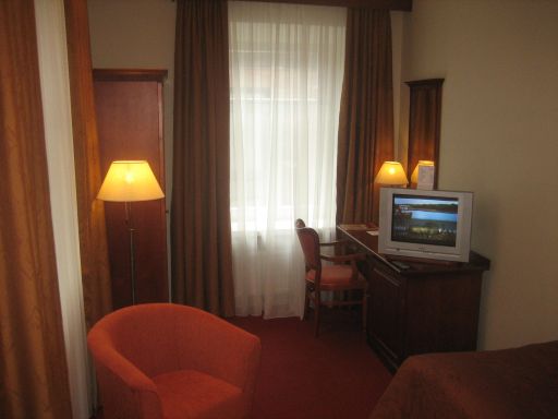 Daugirdas Old City Hotel Kaunas, Litauen, Zimmer 301 mit Schrank, Mini Safe, Schreibtisch, Fernseher, Stuhl, Sessel, Fenster