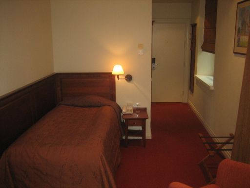Daugirdas Old City Hotel Kaunas, Litauen, Zimmer 301 mit Bett, Kofferablage, Fenster, Eingang zum Bad und Zimmer