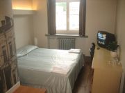 Hotel Metropolis Kaunas, Litauen, Zimmer 204 mit großem Bett, zwei Stühlen, TV, Fenster