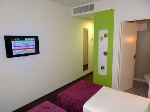 ibis Styles Vilnius, Vilnius, Litauen, Zimmer 203 mit Flachbildfernseher, Klimaanlage, Wandspiegel, Eingang und Tür zum Badezimmer