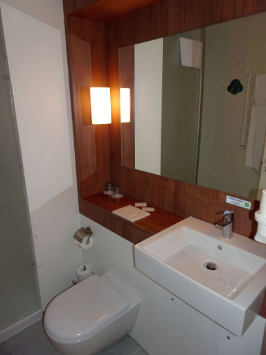 ibis Styles Vilnius, Vilnius, Litauen, Bad mit Waschtisch und WC