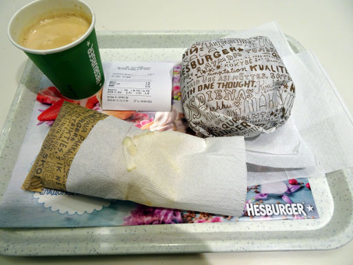 Kaunas, Litauen, Hesburger®, Double Cheeseburger, Pommes und Kaffee
