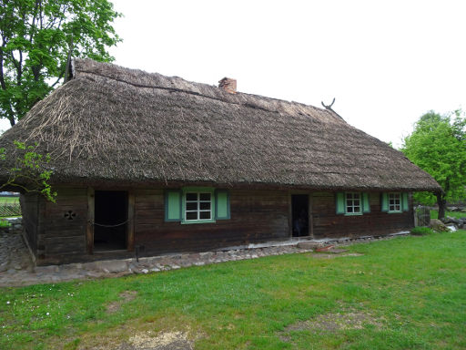 Das Freilichtmuseum Litauen, Rumsiskes, Litauen, Haus mit Reetdach und Tischlerwerkstatt