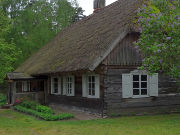 Das Freilichtmuseum Litauen, Rumsiskes, Litauen, Haus mit Reetdach und Tischlerwerkstatt