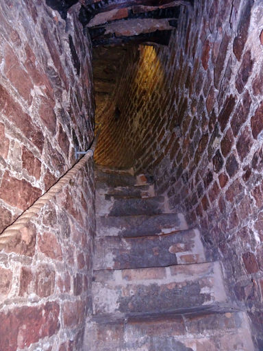 Glockenturm der Kathedrale Sankt Stanislaus, Vilnius, Litauen, Treppe im unteren Teil vom Turm