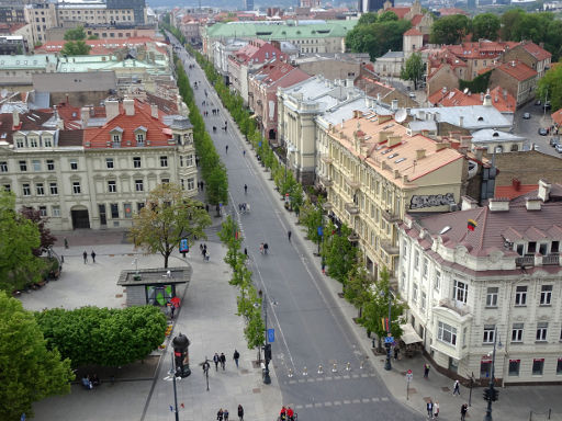 Glockenturm der Kathedrale Sankt Stanislaus, Vilnius, Litauen, Aussicht auf Fußgängerzone Gediminas-Prospekt