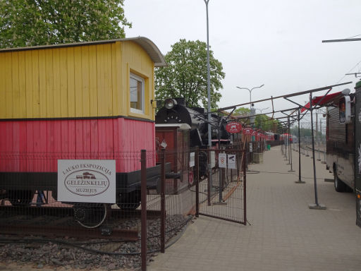 Litauisches Eisenbahnmuseum, Außenausstellung, Vilnius, Litauen, Hauptbahnhof Vilnius Eingang vom Bahnsteig