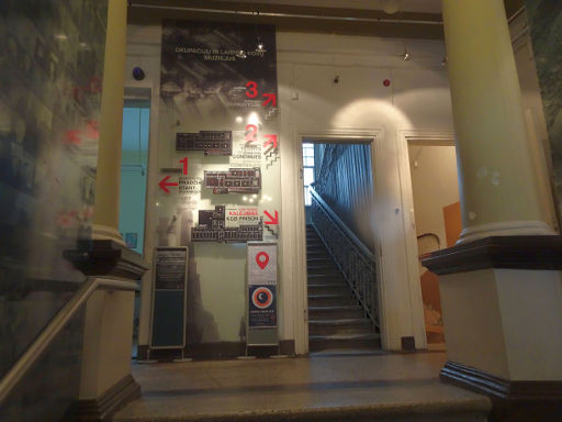 Museum of Occupation and Freedom Fights, Vilnius, Litauen, Treppenhaus Eingangsbereich
