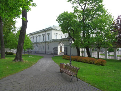 The Center for Civil Education, Vilnius, Litauen, Park mit Bank