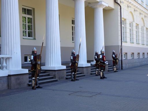 Präsidentenpalast Wachablösung, Vilnius, Litauen, Wachen in Ritterrüstungen aus dem Mittelalter