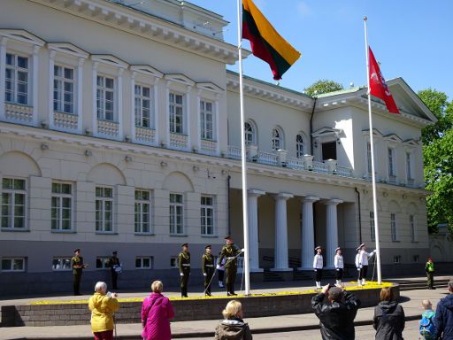 Präsidentenpalast Wachablösung, Vilnius, Litauen, Flagge Litauen und Flagge des Präsidenten Litauens