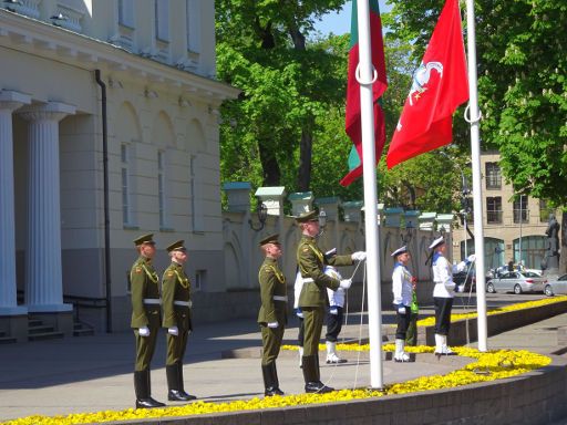 Präsidentenpalast Wachablösung, Vilnius, Litauen, Einholen der Flaggen