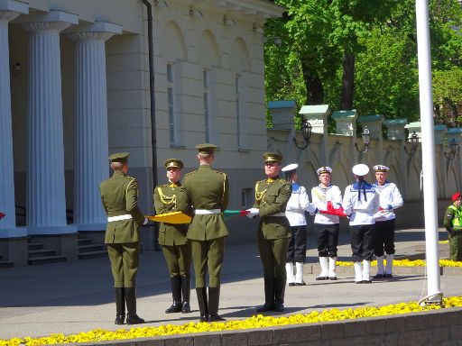 Präsidentenpalast Wachablösung, Vilnius, Litauen, Wechsel der Flaggen