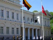 Präsidentenpalast Wachablösung, Vilnius, Litauen, Flagge Litauen und Flagge des Präsidenten Litauens