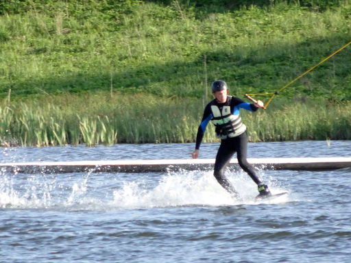 Wake Way, Vilnius, Litauen, Wakeboarder bei Fahrt auf dem Wasser