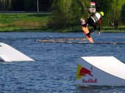 Wake Way, Vilnius, Litauen, Wakeboarder beim Absprung von der Rampe