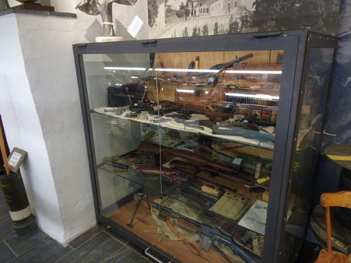 Museum der Ardennenoffensive, Clervaux, Luxemburg, Vitrine mit Waffen