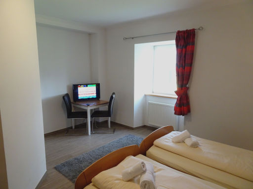 Hotel Cornelyshaff, Heinerscheid, Luxemburg, Zimmer 10 mit Tisch, zwei Stühlen, Flachbildfernseher und Fenster