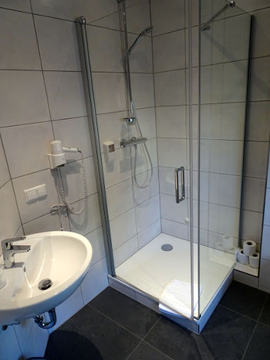 Hotel Cornelyshaff, Heinerscheid, Luxemburg, Bad mit Waschbecken und Duschkabine