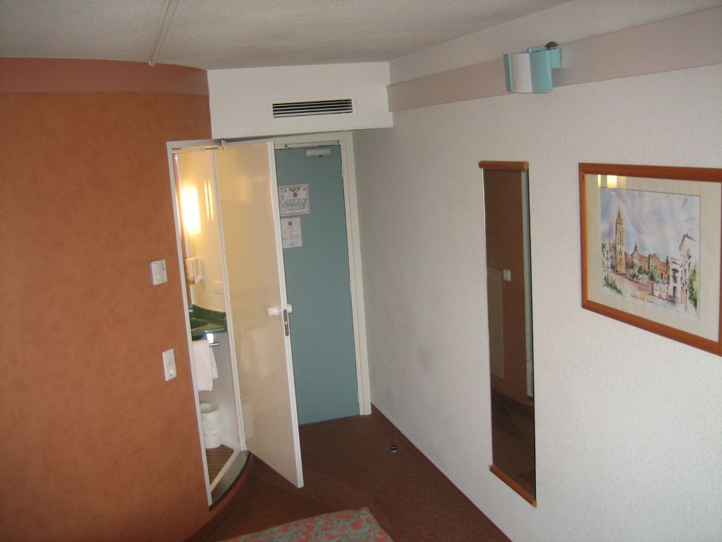 Ibis Luxembourg Sud, Luxemburg, Tür zum Bad, Eingangstür und Wandspiegel