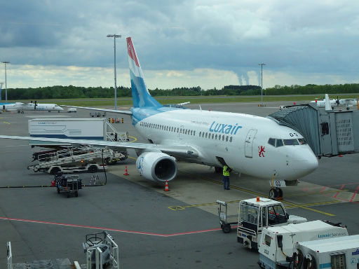 Flughafen Luxemburg LUX, Luxemburg, Luxair an einem Flugsteig