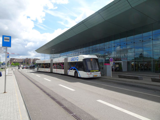 Flughafen Luxemburg LUX, Luxemburg, Bushaltestelle am Terminal A