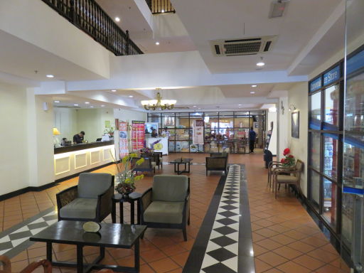 Armenian Street Heritage Hotel, Penang Georgtown, Malaysia, Empfangshalle mit Rezeption, Sitzgelegenheiten, Restaurant und Convenience Store