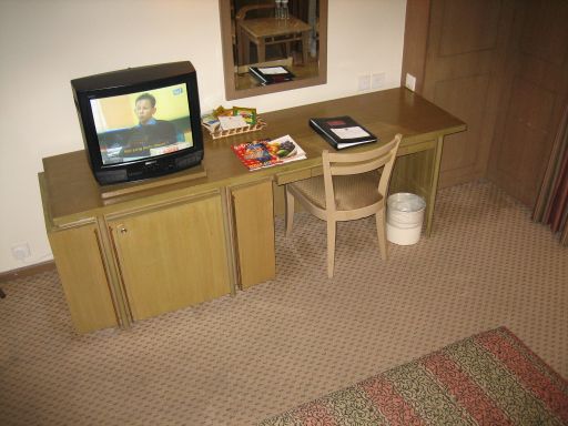 Coronade Hotel, Kuala Lumpur, Malaysia, Standard Zimmer mit Fernseher, Tisch, Stuhl, Spiegel