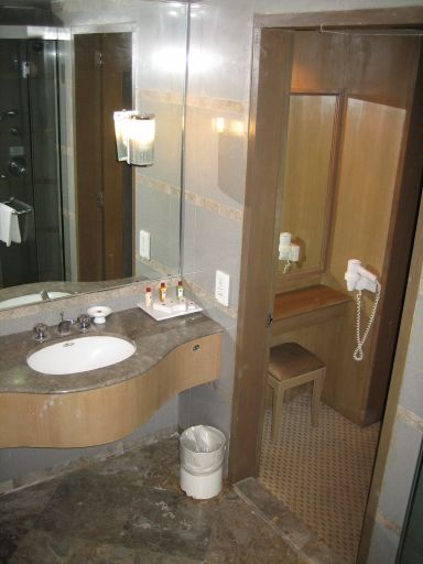 Coronade Hotel, Kuala Lumpur, Malaysia, Badezimmer mit Waschtisch und Vorraum
