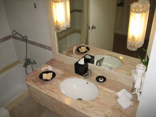 Hotel Equatorial, Melaka, Malaysia, Badezimmer mit Waschtisch, WC und Badewanne