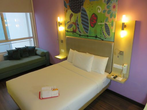 ibis Styles Kuala Lumpur Fraser Business Park, Malaysia, Zimmer 1056 mit Doppelbett, Sofa, Stuhl, Fenster, Wandleuchten, Leseleuchten und Badutensilien