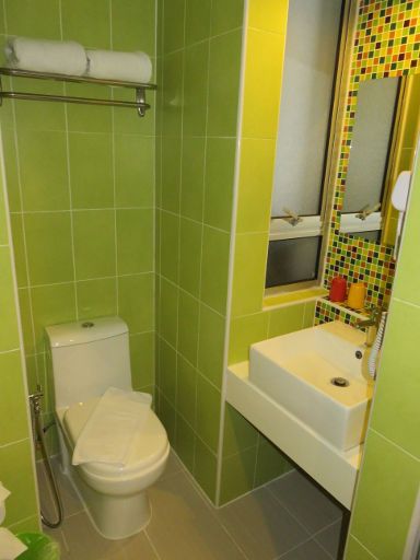 ibis Styles Kuala Lumpur Fraser Business Park, Malaysia, Bad mit WC, Waschtisch und Föhn