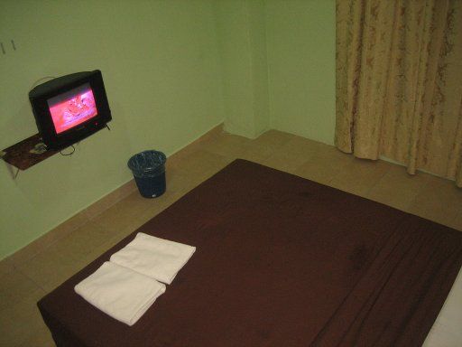 Langkawi Budget Inn, Kuah, Langkawi, Malaysia, Zimmer Nummer 109, Fernseher, Papierkorb und zwei Handtüchern