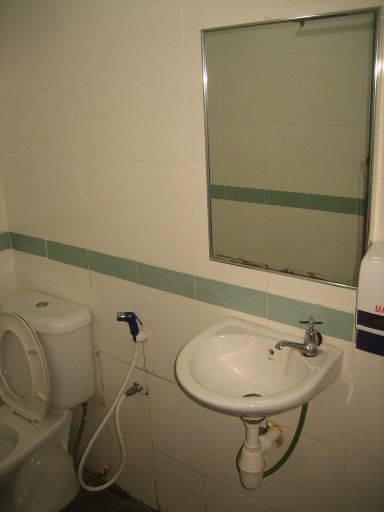 Langkawi Budget Inn, Kuah, Langkawi, Malaysia, Badezimmer mit Waschbecken und WC